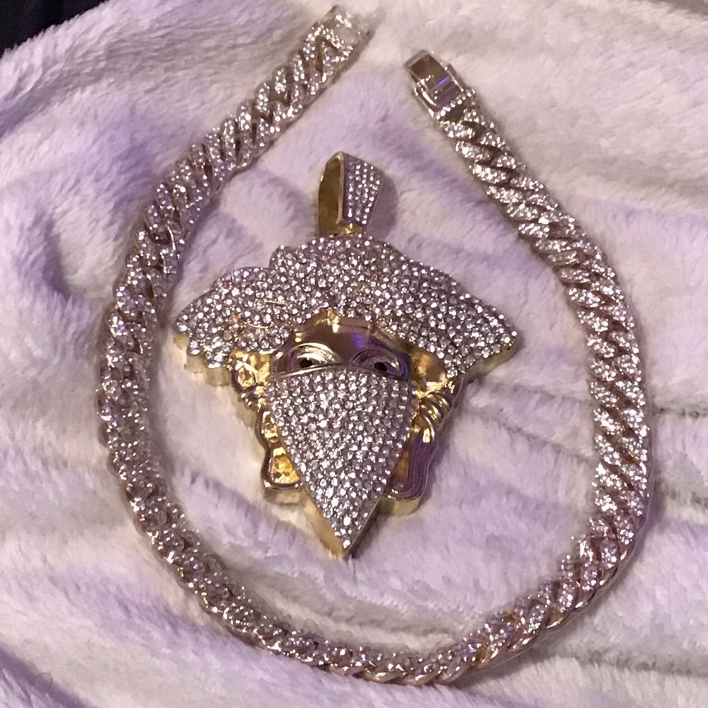 Elegant Gold and Silver Necklace with Pendant